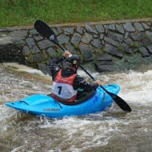 Tady je dobře vidět inovativně tvarovaná záď kajaku.