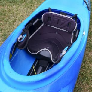 Sezení v lodi je komfortní a lze si vybrat ze dvou variant.