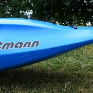 Detail zádě kajaku.