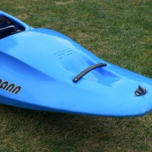 Detail zádě kajaku.