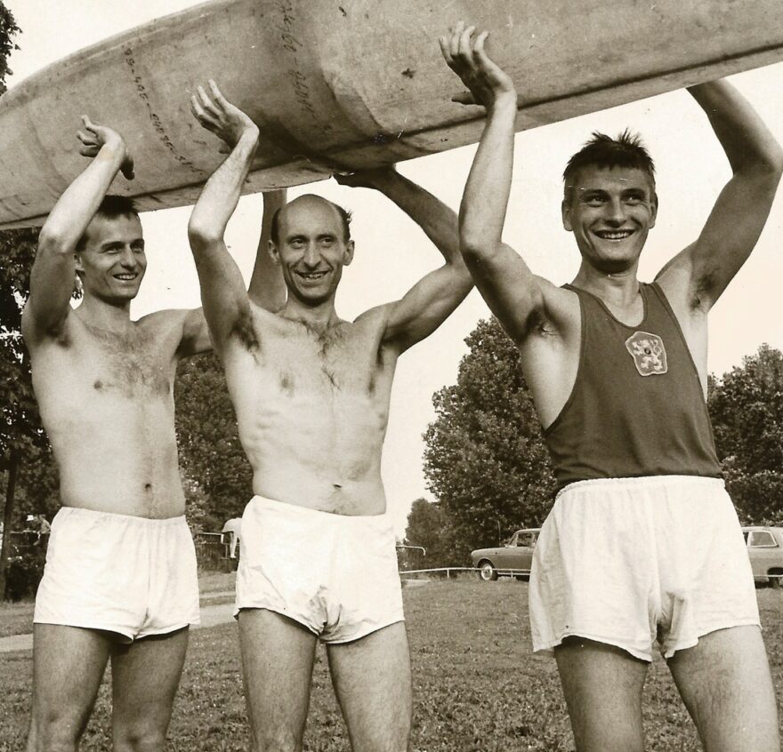 Zleva: Jirka Černý, Míťa Skolil, Zdeněk Košťál. Všichni členové Slavia VŠ Praha. Rok 1957-8.
