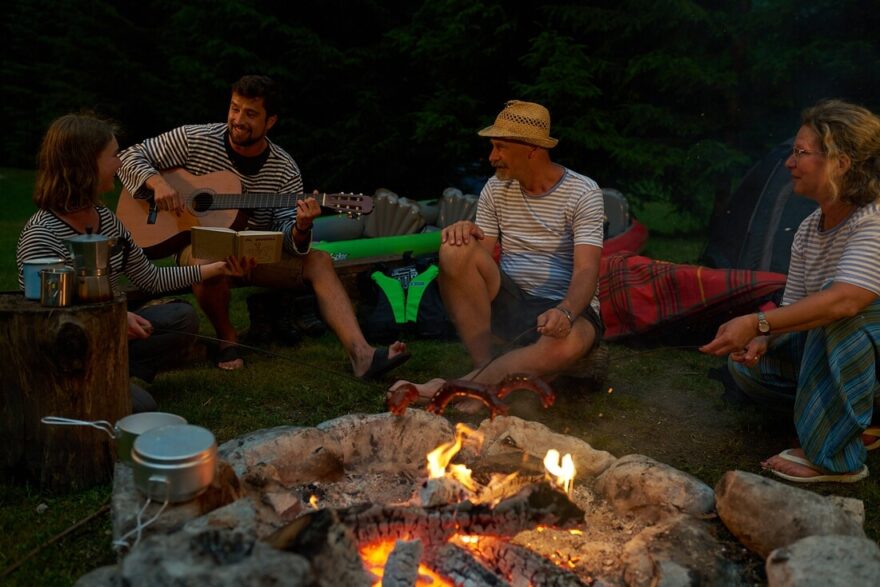 Posezení u ohně se konalo každý večer.