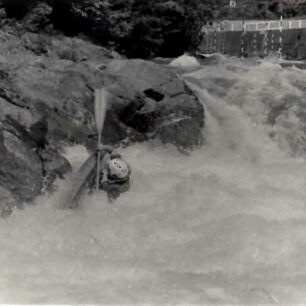 O průjezdy hlavou dolů nebyla na soutěsce nikdy nouze.