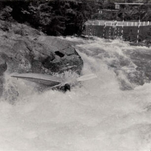 O průjezdy hlavou dolů nebyla na soutěsce nikdy nouze.