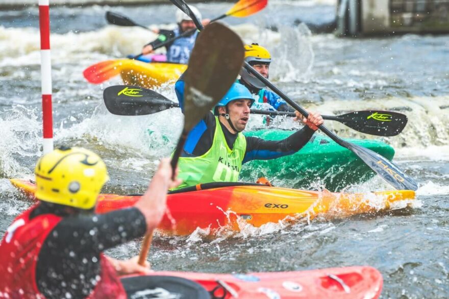 Při týmovém kayakcrossu je na vodě hodně živo.