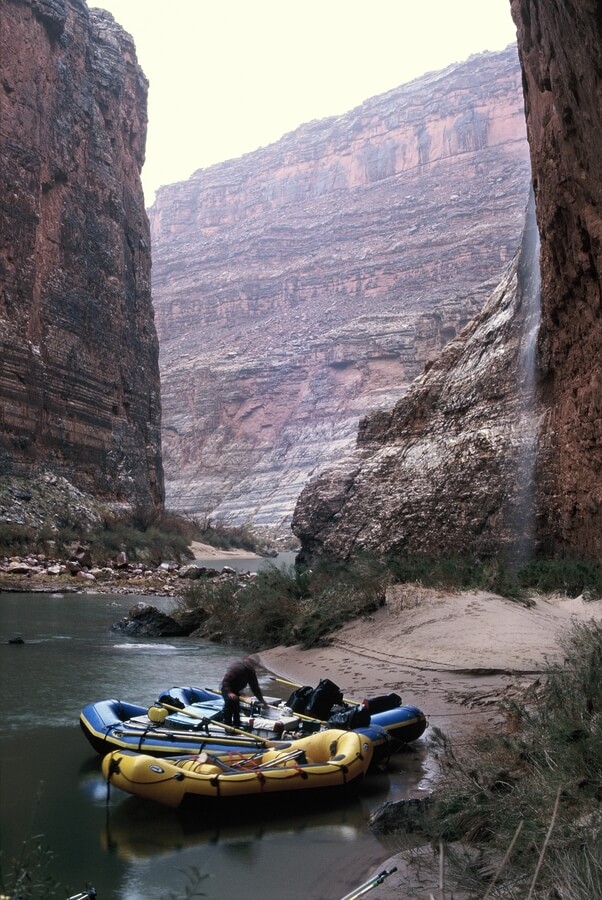 Rozloučení se zelenou – deště a sněžení na okraji kaňonu zvednou hladinu a zabarví řeku do hněda.