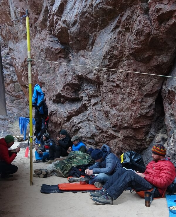 Bídný úkryt pod převisem na tábořišti v úzce sevřeném granitkaňonu.