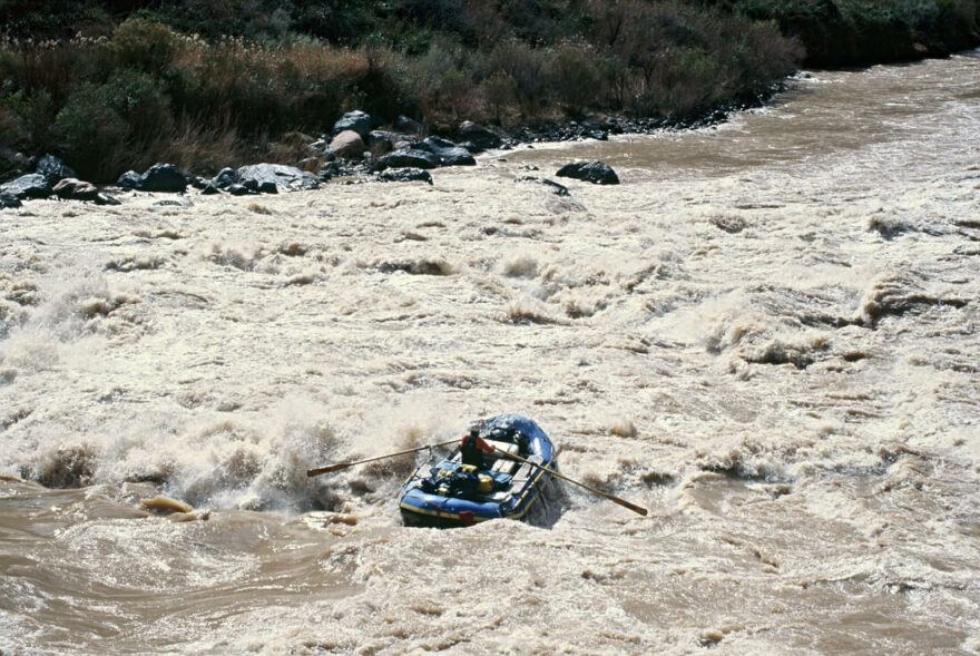 Cargo raft najíždí do Lava Falls.