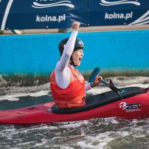 Radost v cíli závodu kayak crossu na MSJ v Krakově 2023.