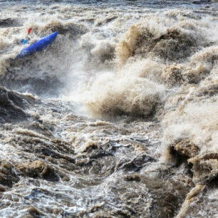 Michal Kuthan dostává masáž na řece Suárez.