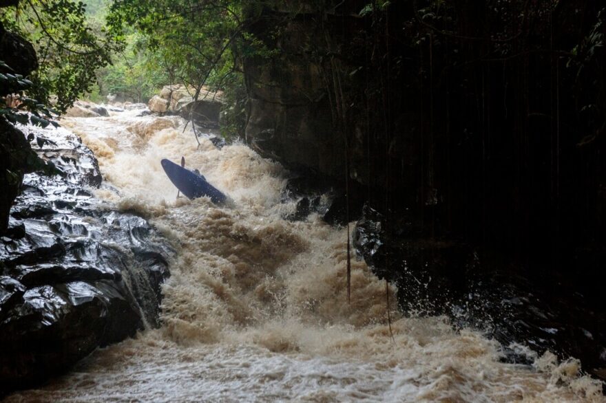 Strmé slajdy na říčce Mogoticos.