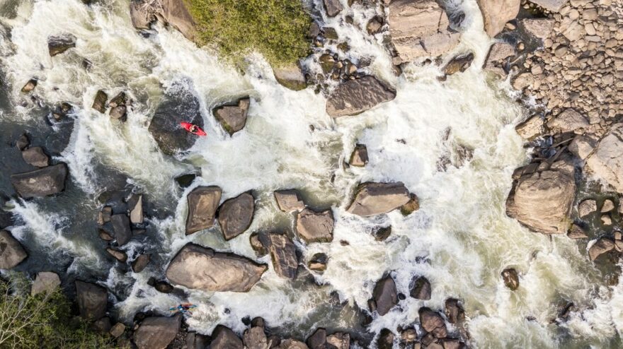 Jakub Drnec a Pavel Srbecký v bludišti řeky Fonce.