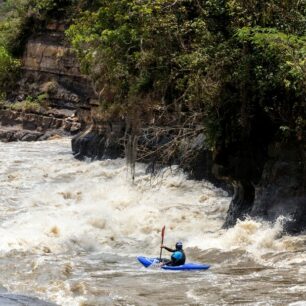Michal Kuthan mizí v další velké peřeji na řece Suárez.
