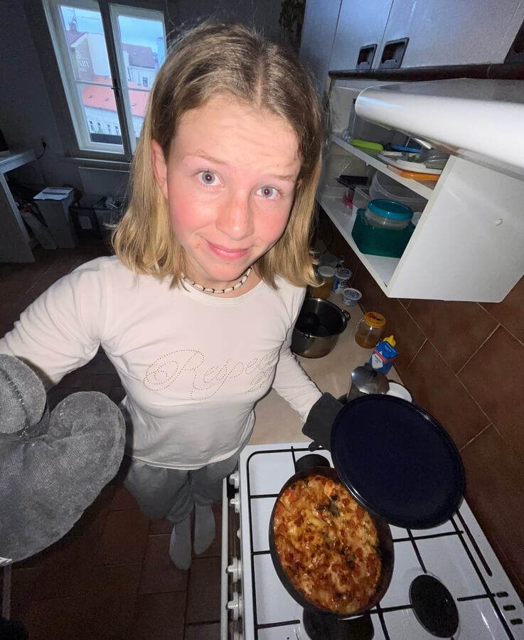 Mezi její koníčky patří vaření.