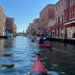 Plavba uličkami Murana.