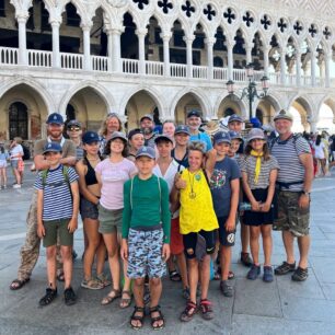 Společná fotka před Dóžecím palácem v Benátkách.