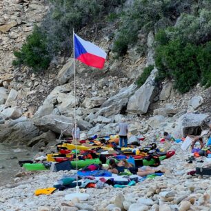 Tábořiště v zátoce Ripa Barata.