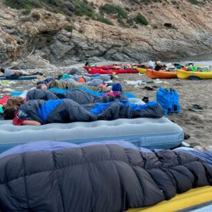 Nocleh na pláži Spaggia di Remaiolo na Elbě.