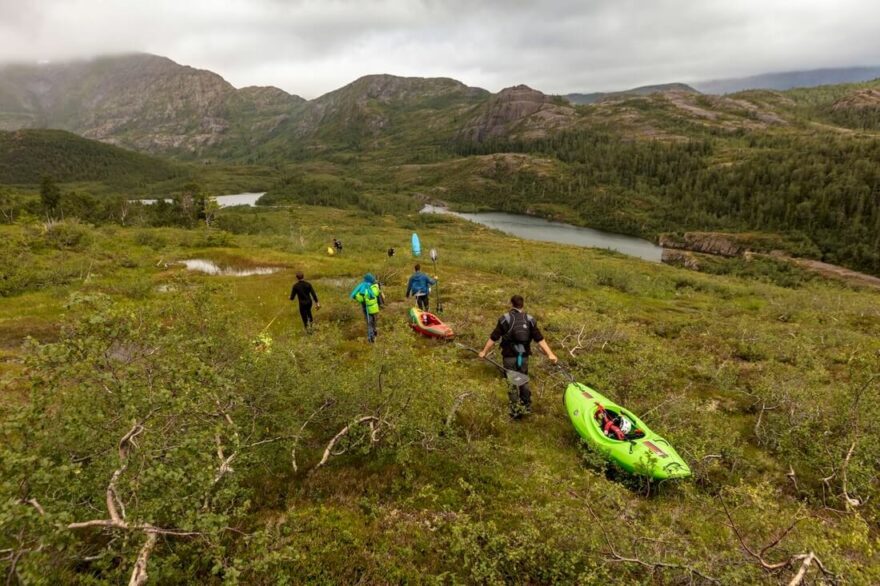 První část pochodu k řece. Často se lodě daly táhnout.