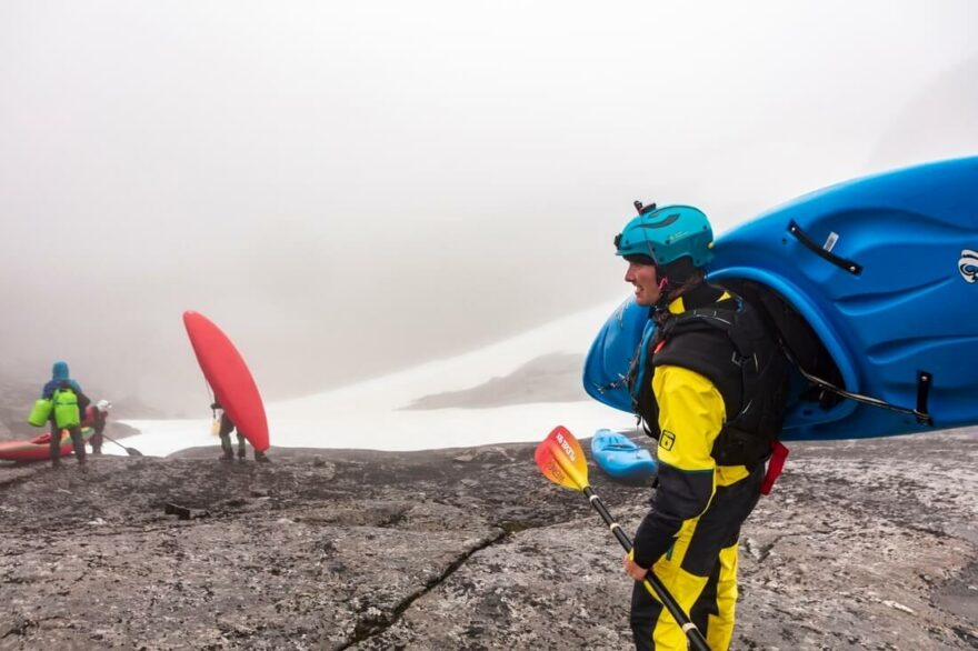 V nejvyšších bodech treku k řece jsme šli mezi sněhovou pokrývkou.