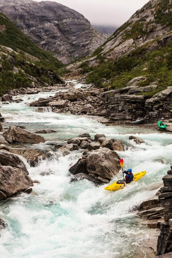 Krajina místy silně připomíná Kalifornii.
