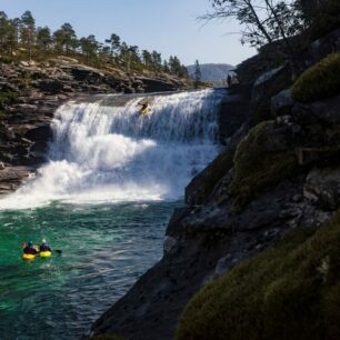 Aniol jede nejvyšší drop na řece. Ten má celkem tvrdý dopad, ale pořád to jde.