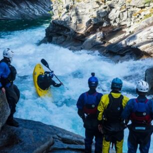 Aniol ukazuje lajnu ostatním.