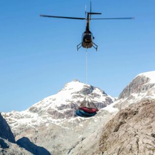Na řeku se nedá bez pomoci helikoptéry dostat.