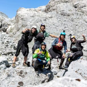 Skupinová fotka u začátku řeky.