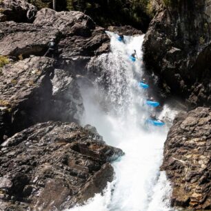 Aniol boofuje obtížný vodopád, na kterém si odrazil loket. Je to ale robot a pokračoval v pádlování.