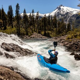 Nouria v jedné z prvních peřejí na řece.