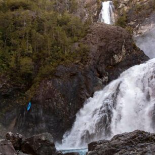 Slanit lodě a potom se k nim dostat džunglí. Práce na několik hodin.