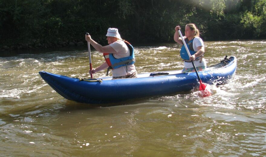 V krátké peřeji za mostem u obecního úřadu v Nosislavi.