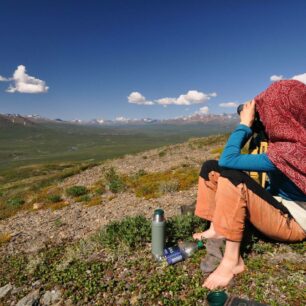 Zdejší krajina nabízí opravdu daleké výhledy, klidně i na desítky kilometrů daleko.