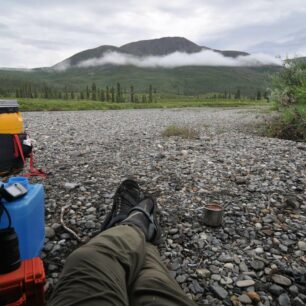 Neunavující výhled po dešti s kávou.