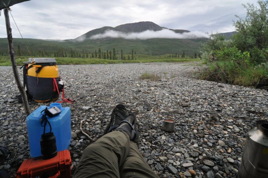 Neunavující výhled po dešti s kávou.