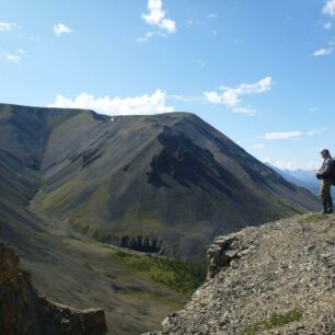 Výhledy jako na Měsíci v Backbone Ranges.