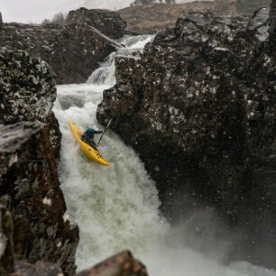 Eda na vodopádu Dalness na řece Etive.