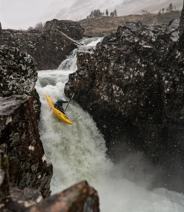 Eda na vodopádu Dalness na řece Etive.