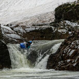 Michal si užívá menší dropy na řece Etive.