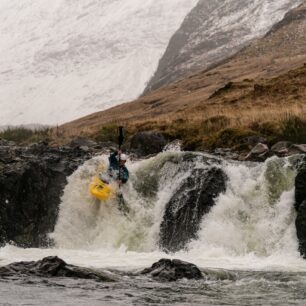 Jeden z menších dropů na řece Etive.