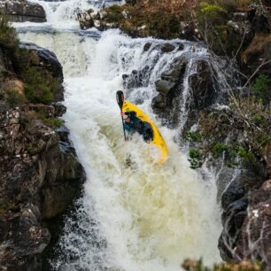 Eda ve strmé pasáži na Fhasaigu.