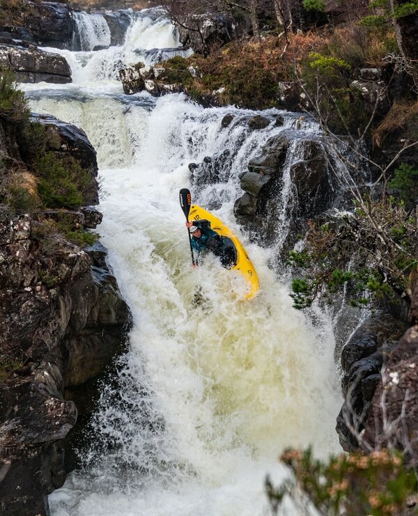 Eda ve strmé pasáži na Fhasaigu.