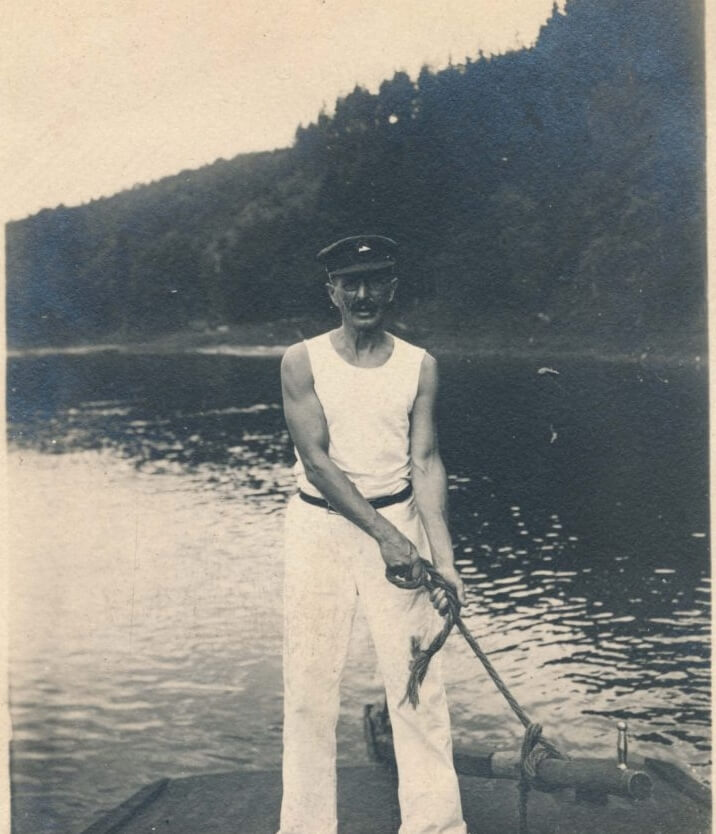 Josef Rössler-Ořovský dopravuje hausbót (klubovnu prvních vodních skautů) do Prahy.