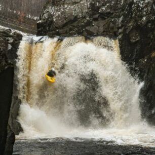 Eda na perfektním vodopádu na řece Spean.