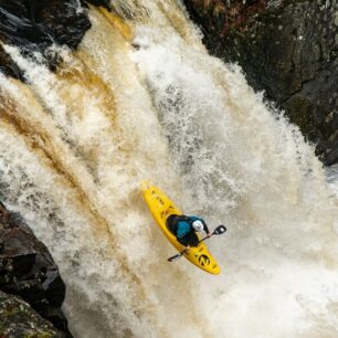 Eda na perfektním vodopádu na řece Spean.