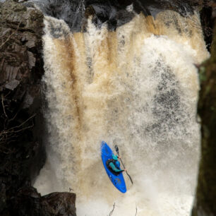 Michal na perfektním vodopádu na řece Spean.