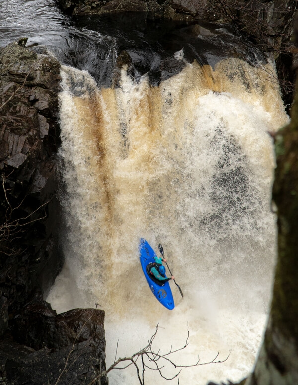 Michal na perfektním vodopádu na řece Spean.