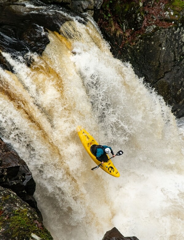 Eda na perfektním vodopádu na řece Spean.