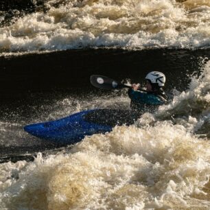 Surfování na mohutné řece Tay.
